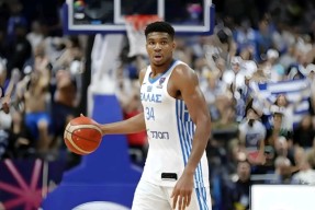 字母哥在加拿大队比赛中回归赛场，回归赛场引发热议！的简单介绍