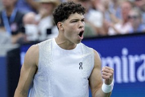 包含穆雷回归赛场，连败首场状态亮眼，DWG观众沸腾！的词条